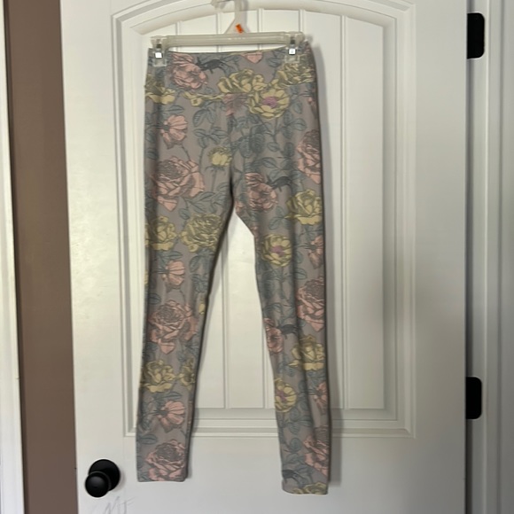 Lularoe grey with flower leggings - Picture 1 of 2